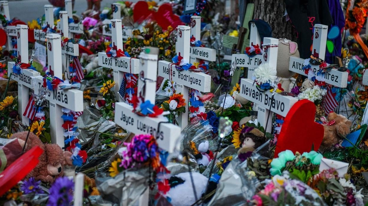 Memorial de las víctimas del tiroteo de Uvalde, donde murieron 19 personas la semana pasada