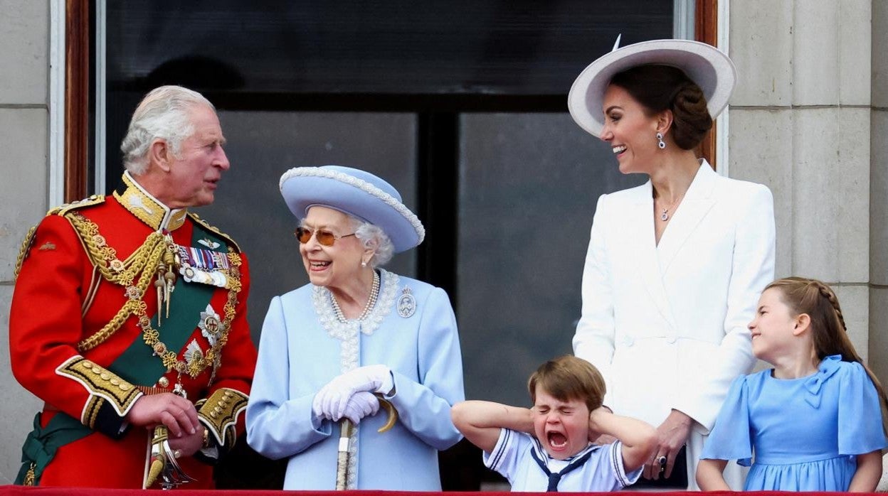 La Reina Isabel II, el Príncipe Carlos y la Duquesa de Cambridge, junto a los Príncipes Carlota y Luis (este último tapándose los oídos) ayer, en el balcón del Palacio de Buckingham