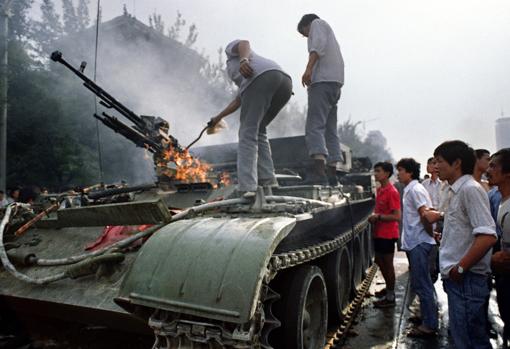 Un vehículo blindado de transporte de personal fue incendiado por los alborotadores que luchaban cuando el ejército abrió fuego contra los civiles el 4 de junio de 1989 cerca de la Plaza de Tiananmen, en Pekín
