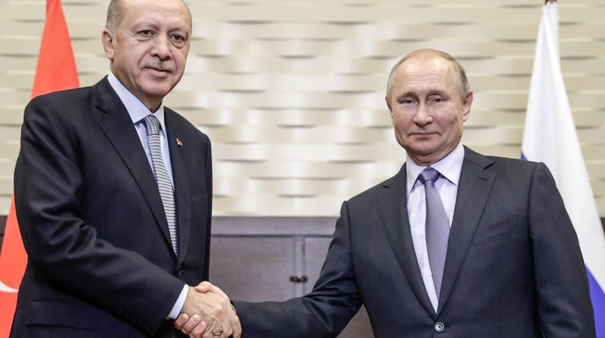 El presidente Erdogan (izquierda) con su homólogo ruso, Vladímir Putin, durante un encuentro en Sochi