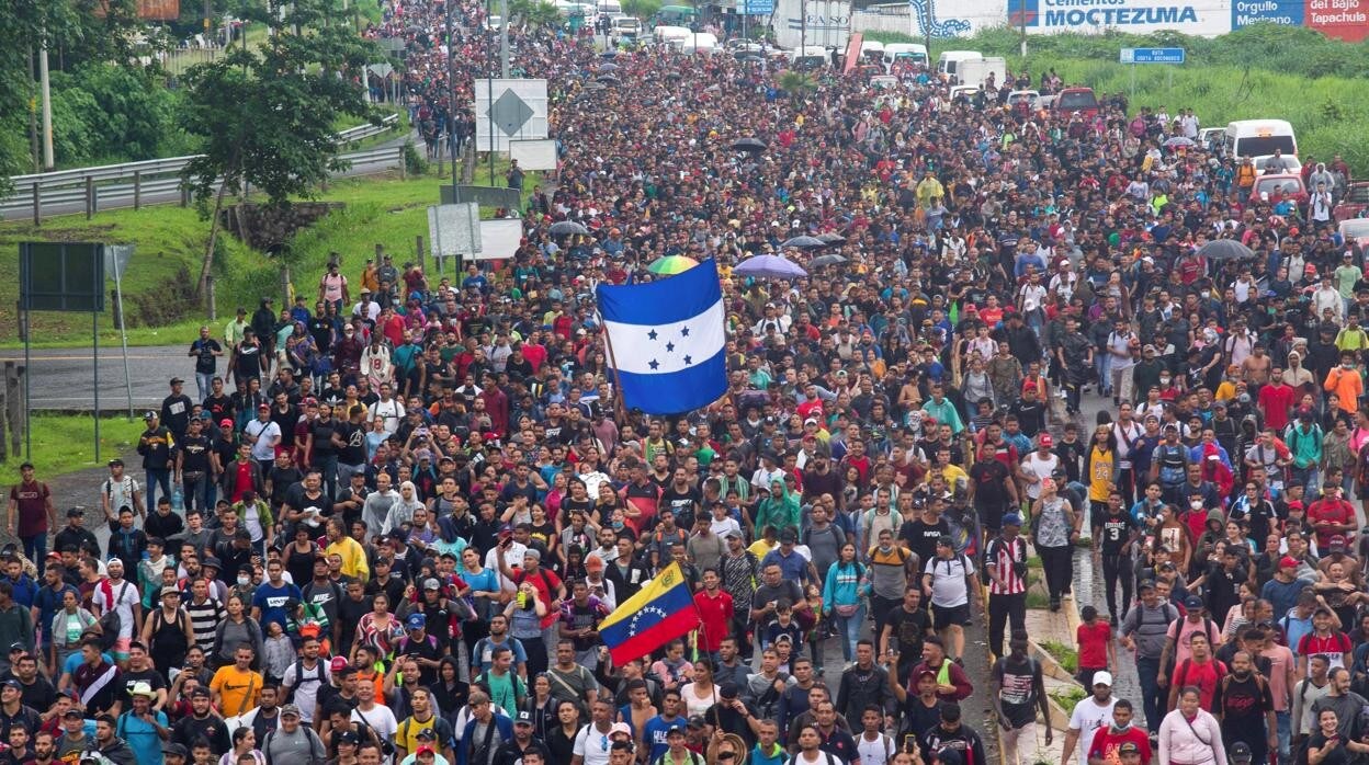 Una caravana in dita de 15.000 inmigrantes avanza hacia EE.UU