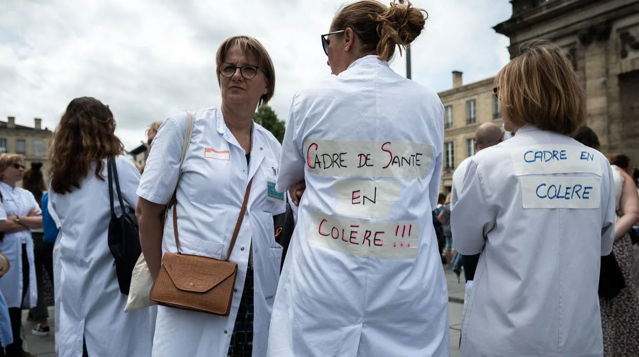 Miembros del personal hospitalario protestan este martes en Burdeos