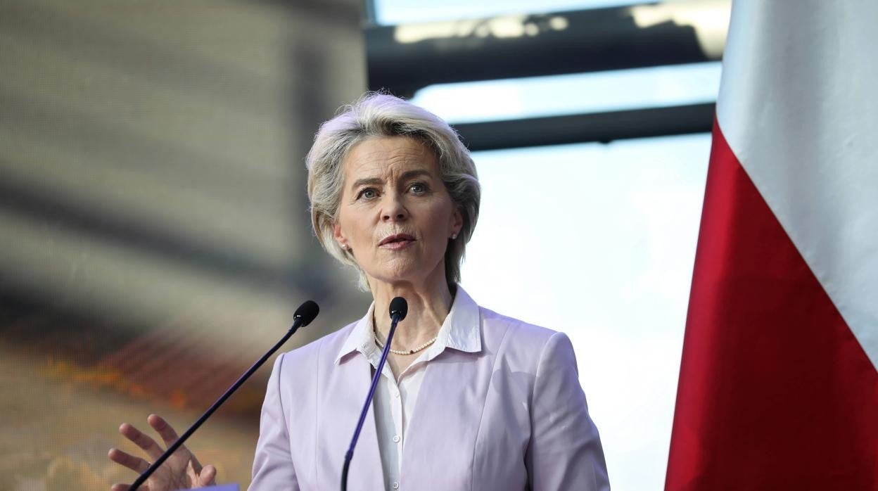 La presidenta de la Comisión de la UE, Ursula von der Leyen, durante una conferencia de prensa conjunta con el primer ministro polaco Mateusz Morawiecki y el presidente polaco Andrzej Duda