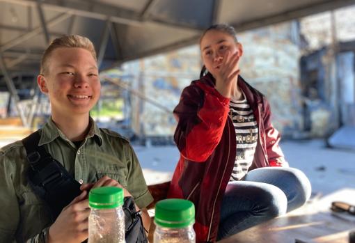 Iván y Lena toman una cerveza en los restos de lo que era un bar