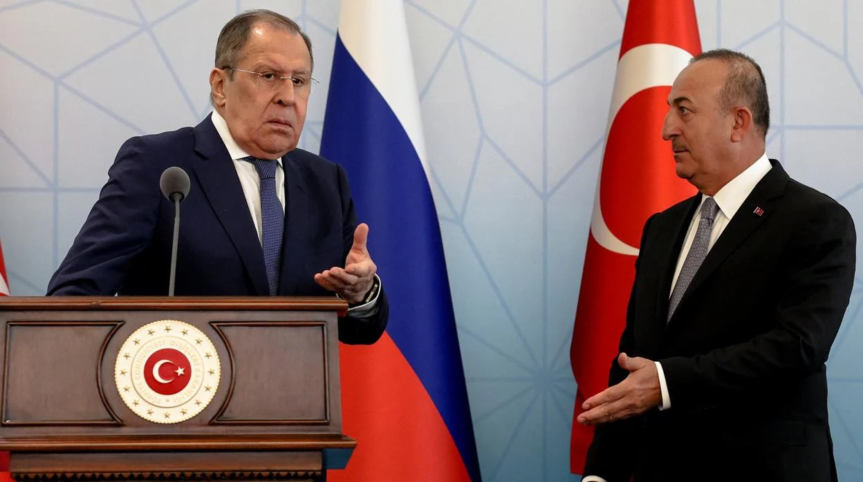 El ministro ruso de Exteriores, Serguéi Lavrov, con su homólogo turco, Mevlut Cavusoglu
