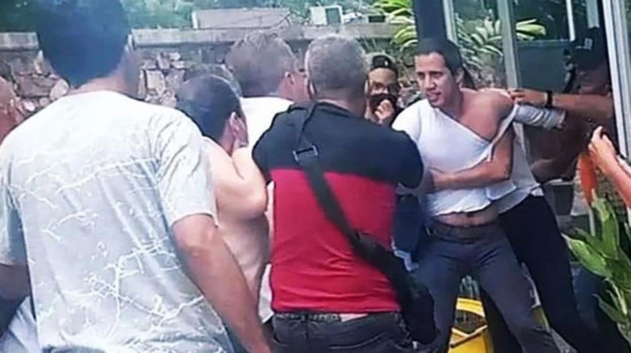 El líder opositor con la vestimenta rasgada, tras sufrir el ataque