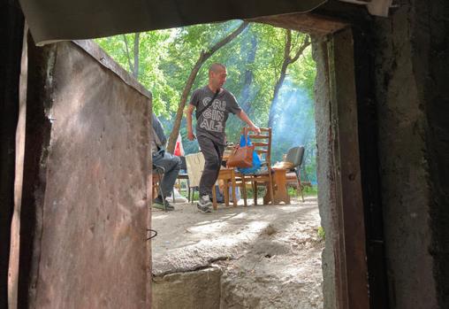 Cocinan con troncos de madera y como del grifo sale lodo buscan agua y la hierven