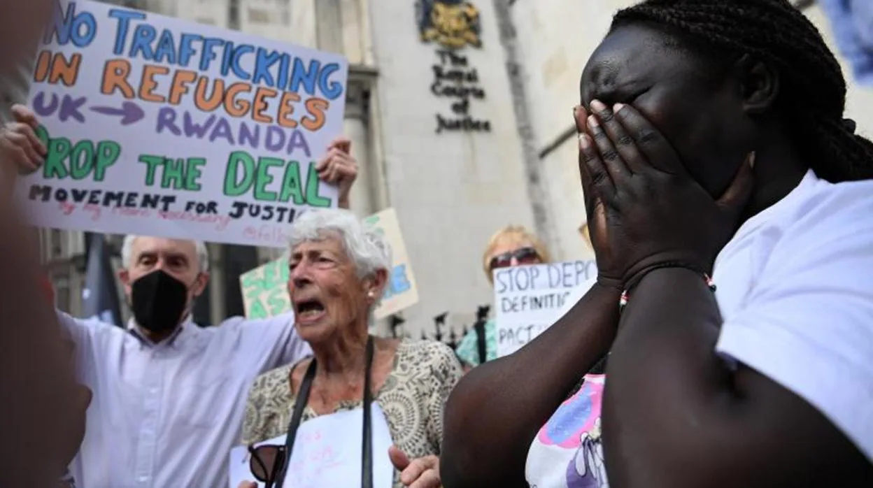 Activistas de derechos humanos, ayer en Londres tras perder un apelación contra la medida de Johnson