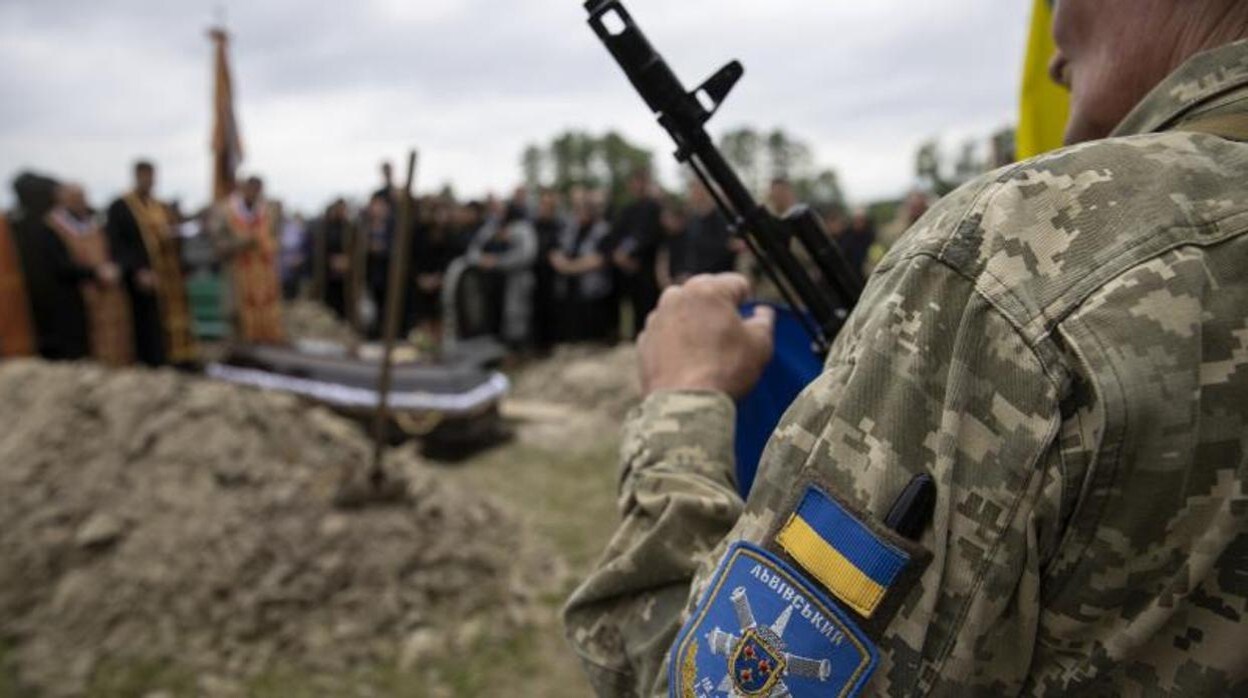 Un soldado observa el entierro de un compañero caído en Severodonetsk