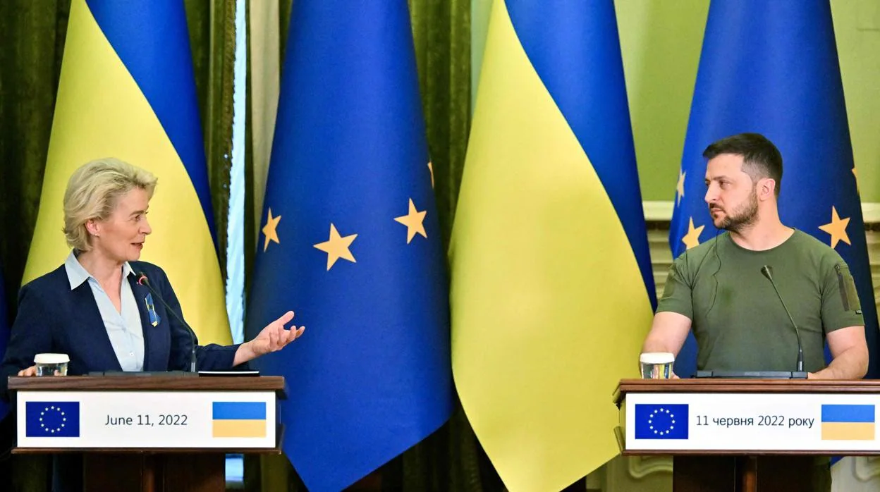 La presidenta de la Comisión Europea, Ursula von der Leyen, y el presidente de Ucrania, Volodímir Zelenski