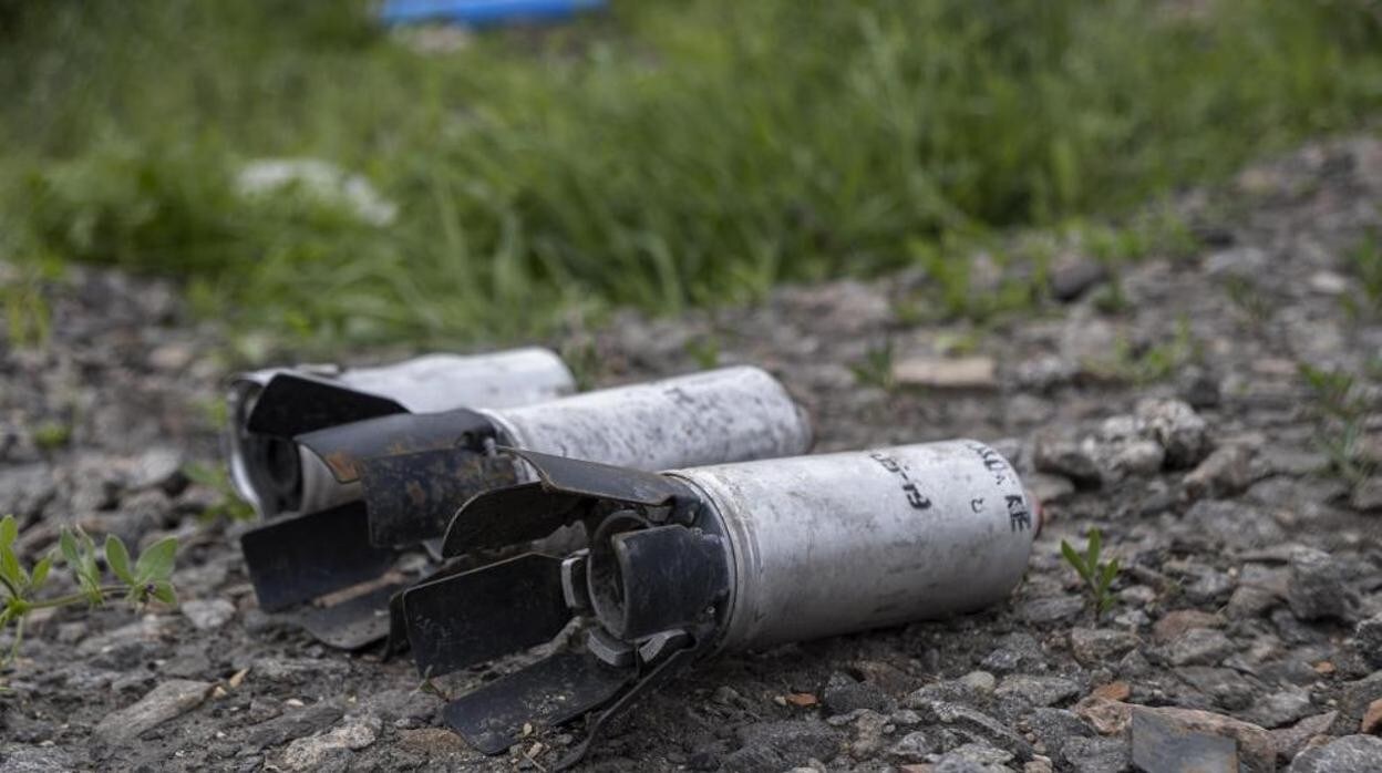 Restos de bombas de racimo en la localidad de Slatino, en la región de Járkov (Ucrania), hallados tras combates entre el ejército ruso y las fuerzas armadas ucranianas