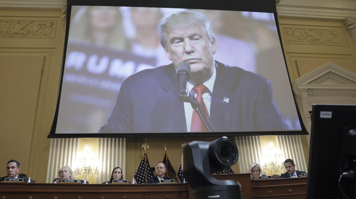 Un vídeo en el que aparecía el expresidente Donald Trump que se ha proyectado en el comité de la Cámara de Representantes