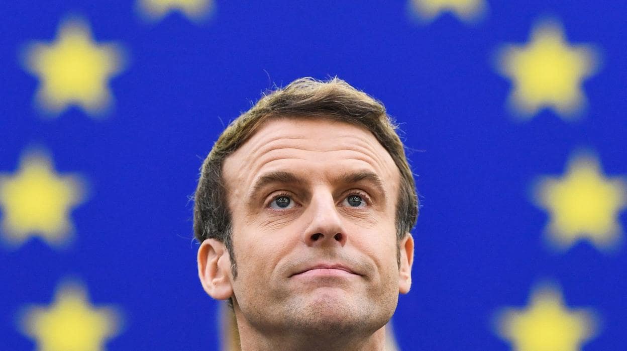 El presidente de Francia, Emmanuel Macron, con una bandera europea al fondo