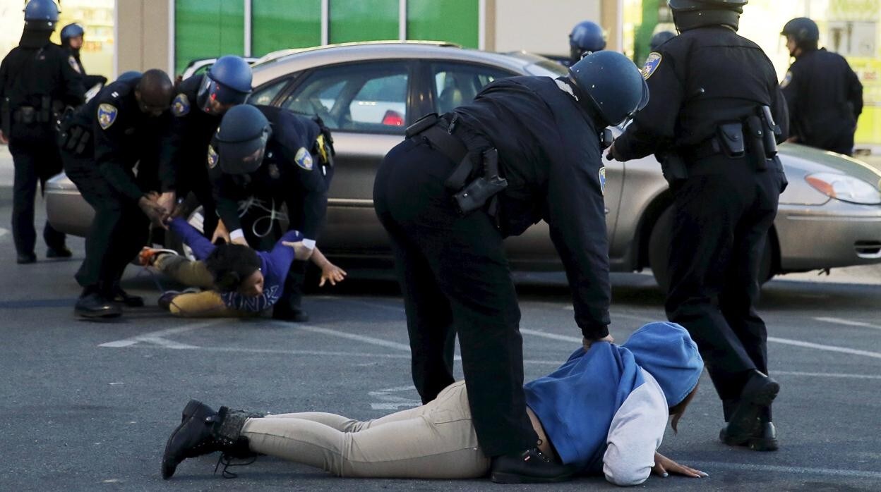 Un arresto policial en Baltimore, después del saqueo de tiendas