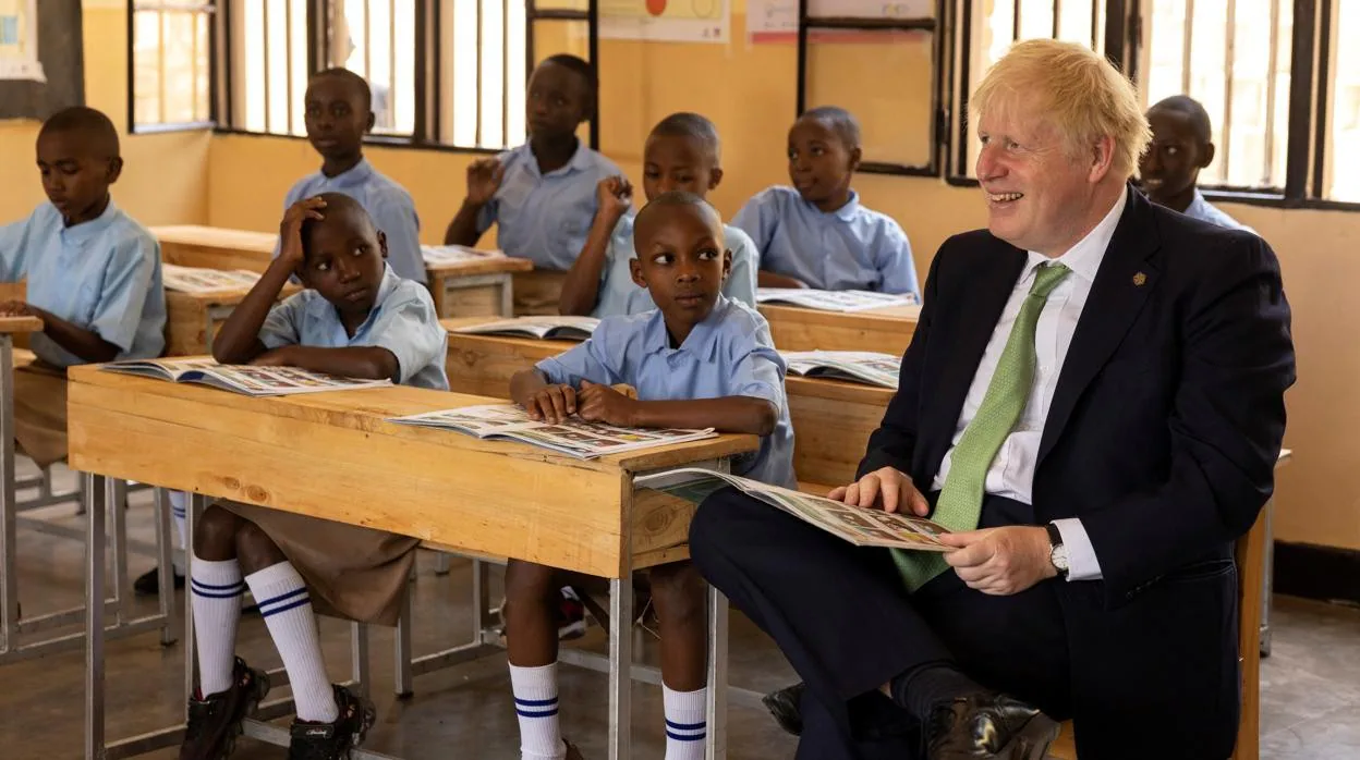 Johnson asiste a una clase en un colegio de Kagali