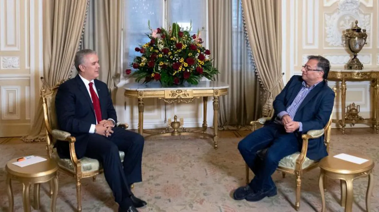 El actual presidente colombiano, Iván Duque, y el presidente electo, Gustavo Petro a la derecha-