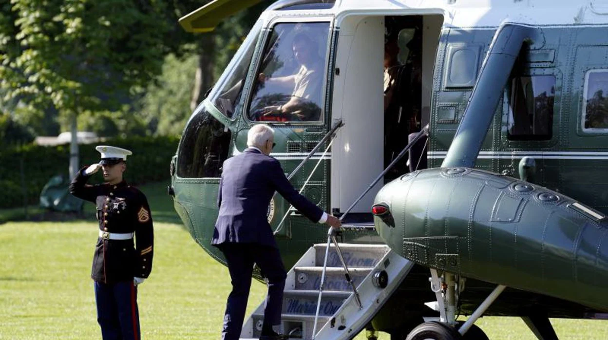 Joe Biden subiendo a su helicóptero 'Marine One' en el South Lawn a punto de partir hacia la cumbre del G7 en Alemania, desde la Casa Blanca en Washington