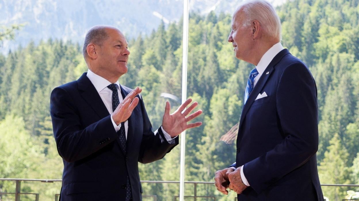 El canciller alemán, Olaf Scholz, con el presidente de EE.UU., Joe Biden, durante la cumbre del G-7