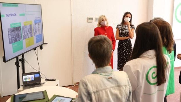 La Reina Letizia y Jill Biden comprueban de primera mano la lucha feroz contra el cáncer en la AECC