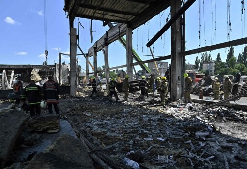 Decenas de desaparecidos y cuerpos carbonizados en las ruinas del centro comercial de Kremenchuk