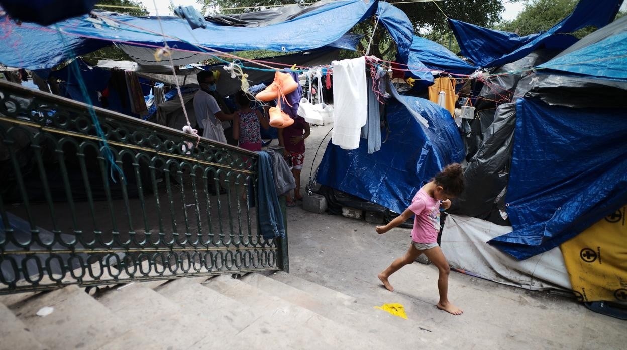 Una niña juega en un campamento de migrantes en Tamaulipas (Mexico)