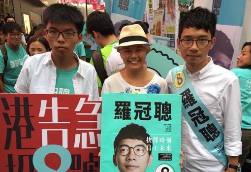 La activista exiliada Fermi Wong, junto a dos políticos demócratas