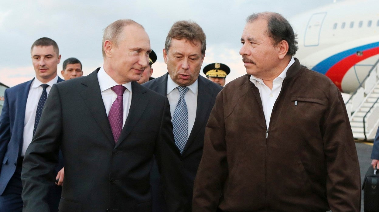 El presidente ruso, Vladímir Putin habla con Daniel Ortega, durante una visita a Managua