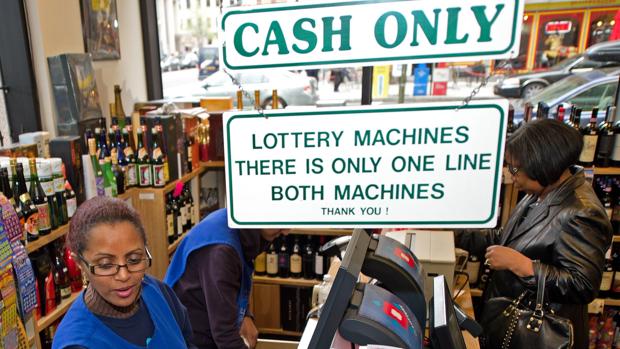 Una mujer compra boletos de lotería en una licorería de Washington D. C.