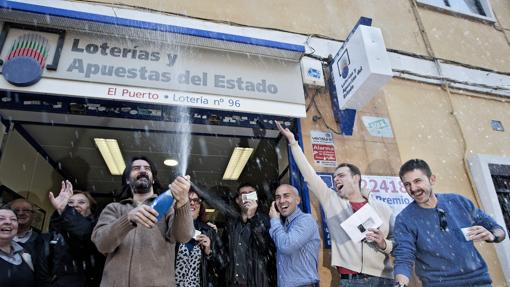 Fotografía de la administración de lotería El Puerto, situada en el barrio de El Cabanyal de Valencia