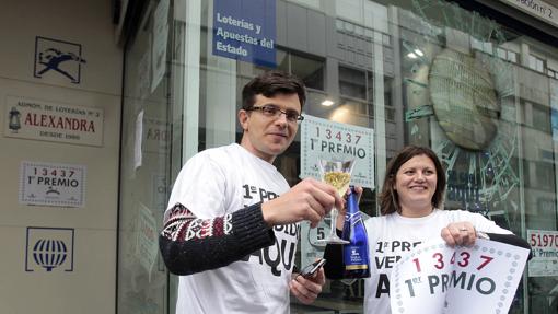 María celebra el primer premio que en 2014 repartió su administración