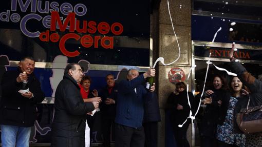 Trabajadores del Museo de Cera de Madrid celebran el premio Gordo