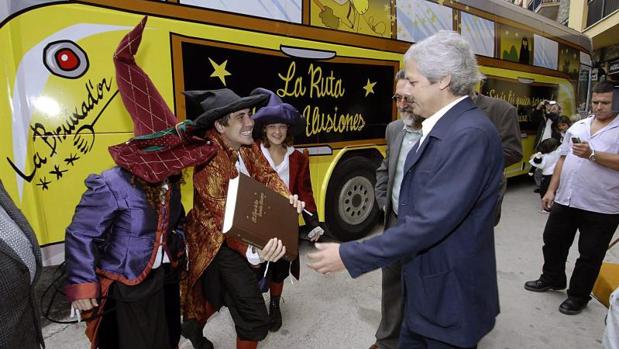 Xavier Gabriel (c), propietario de la administración de lotería «La Bruixa d'Or» de Sort (Lleida)