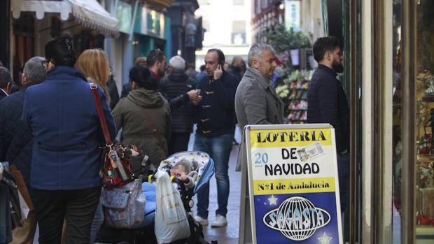 Una cola de personas para comprar lotería en Sevilla