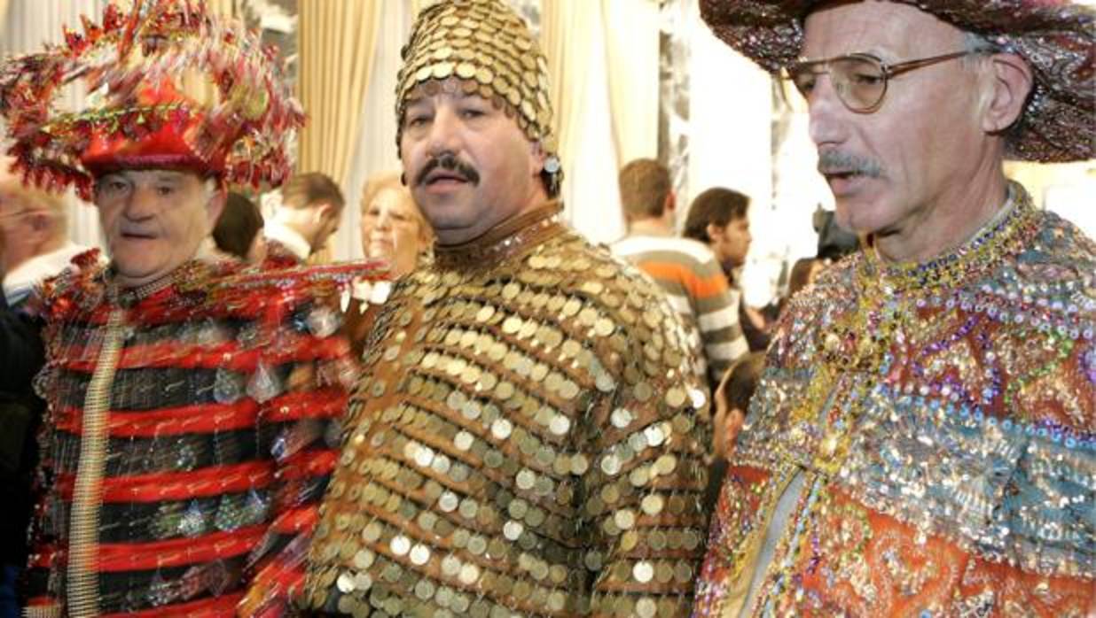 El día del sorteo es tradicional que la gente acuda disfrazada al Teatro Real