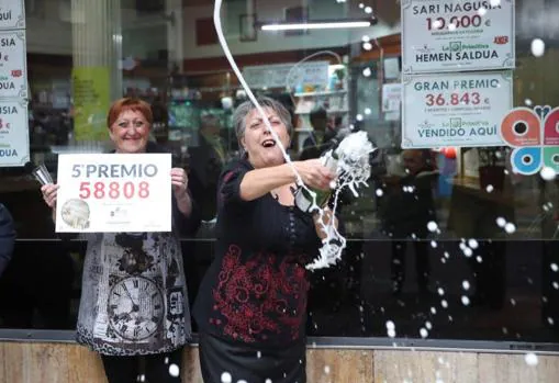Las loteras María Jesus y Begoña celebran el reparto del quinto premio en Bilbao