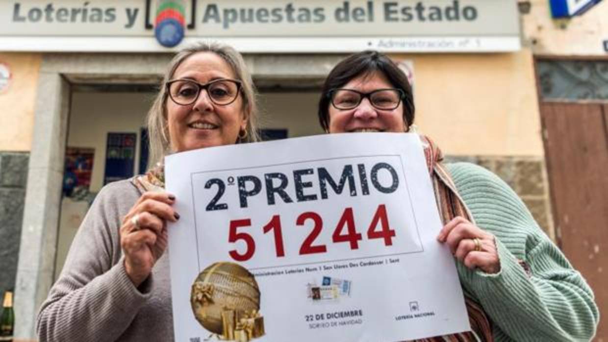 Joana Caldentey y su hermana Lourdes, en la puerta de la administración de lotería que regentan en Sant Llorenç des Cardassar, celebrando el segundo premio