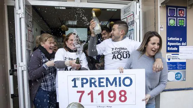 La administración de lotería «La Biznaga», de Málaga, celebra el Gordo de la lotería de Navidad de 2017