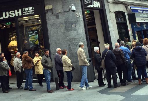 Gente esperando para poder comprar su preciado décimo en Doña Manolita