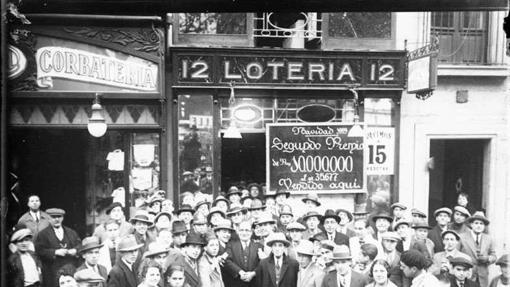 Foto histórica de la Lotería Valdés de Brangulí