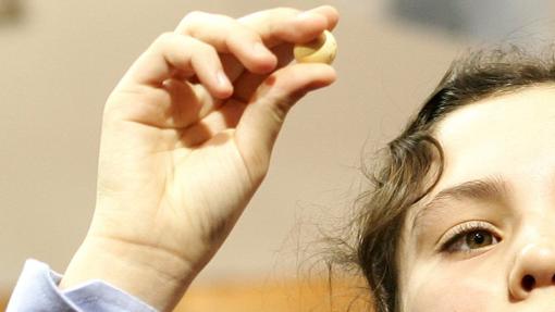 Una niña de San Ildefonso con una bola premiada en 2006