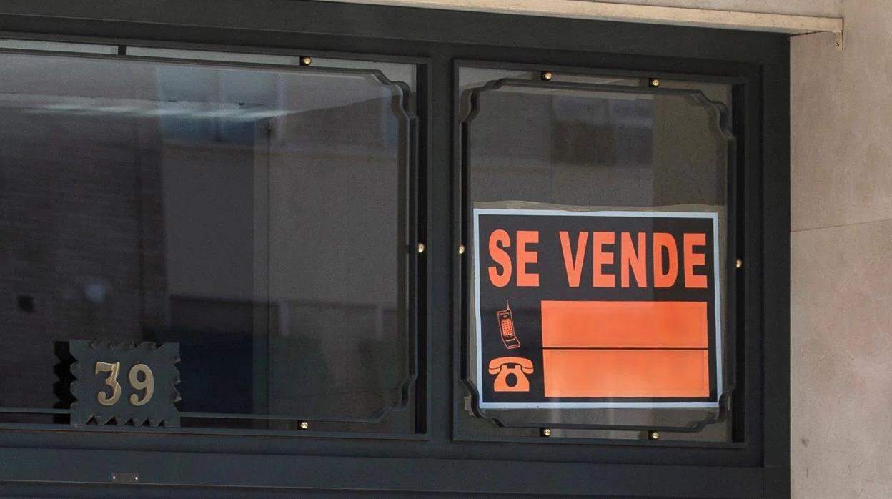 Cartel de venta de viviendas en un barrio céntrico de Madrid