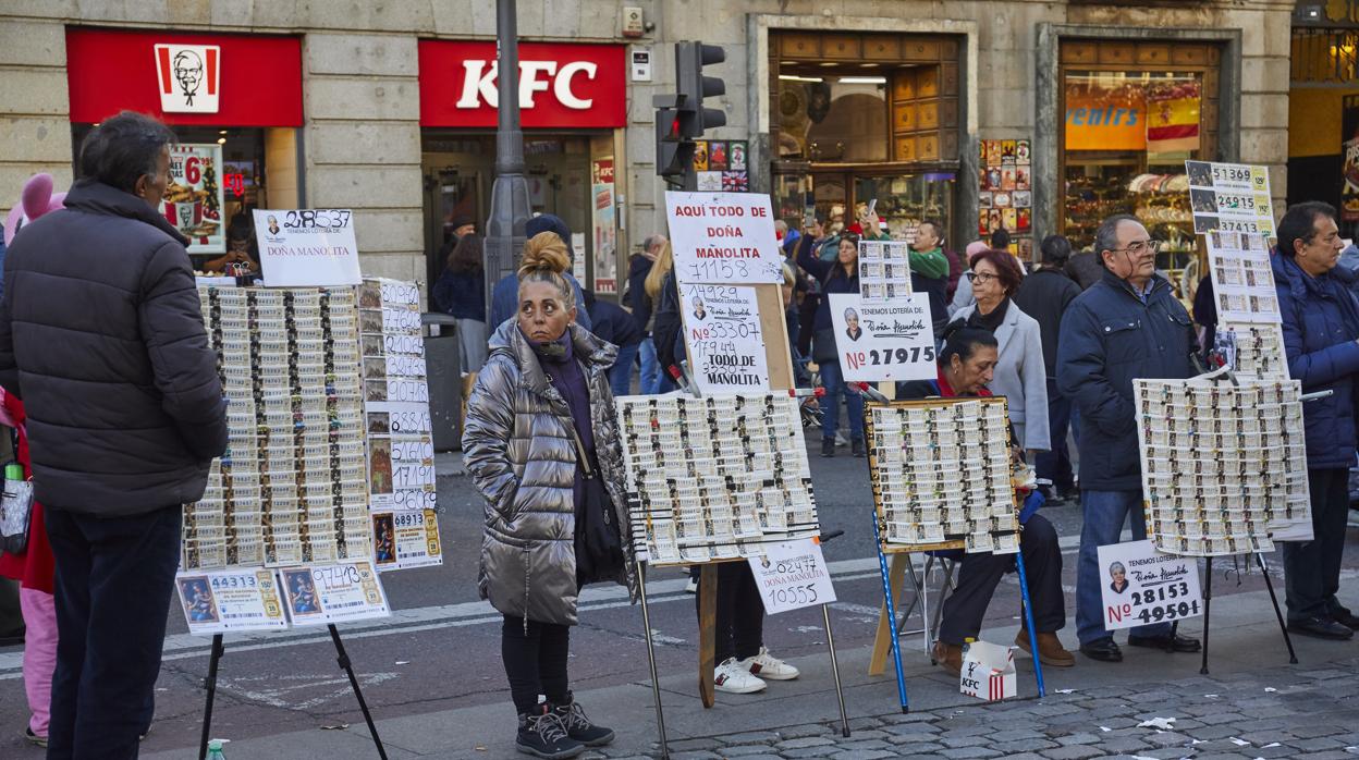 Vendedores de décimos de Lotería de Navidad en la Puerta del Sol de Madrid