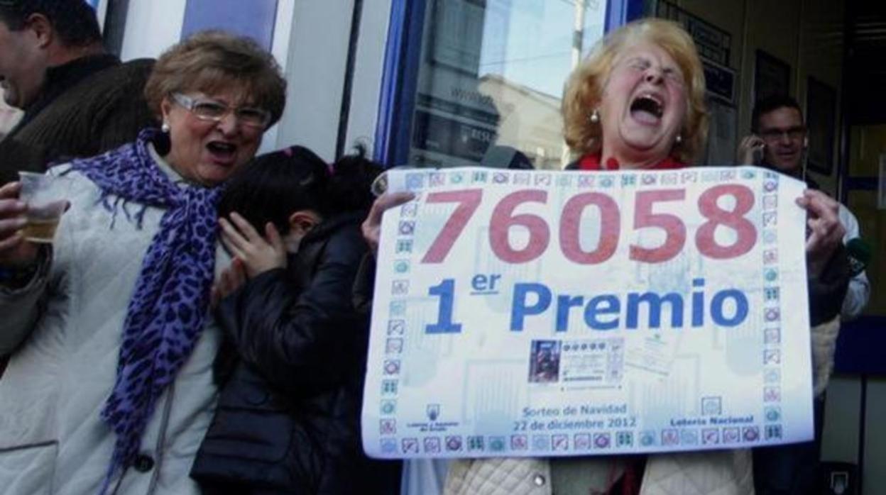 Un décimo premiado con el Gordo de la Lotería de Navidad recibe 400.000 euros