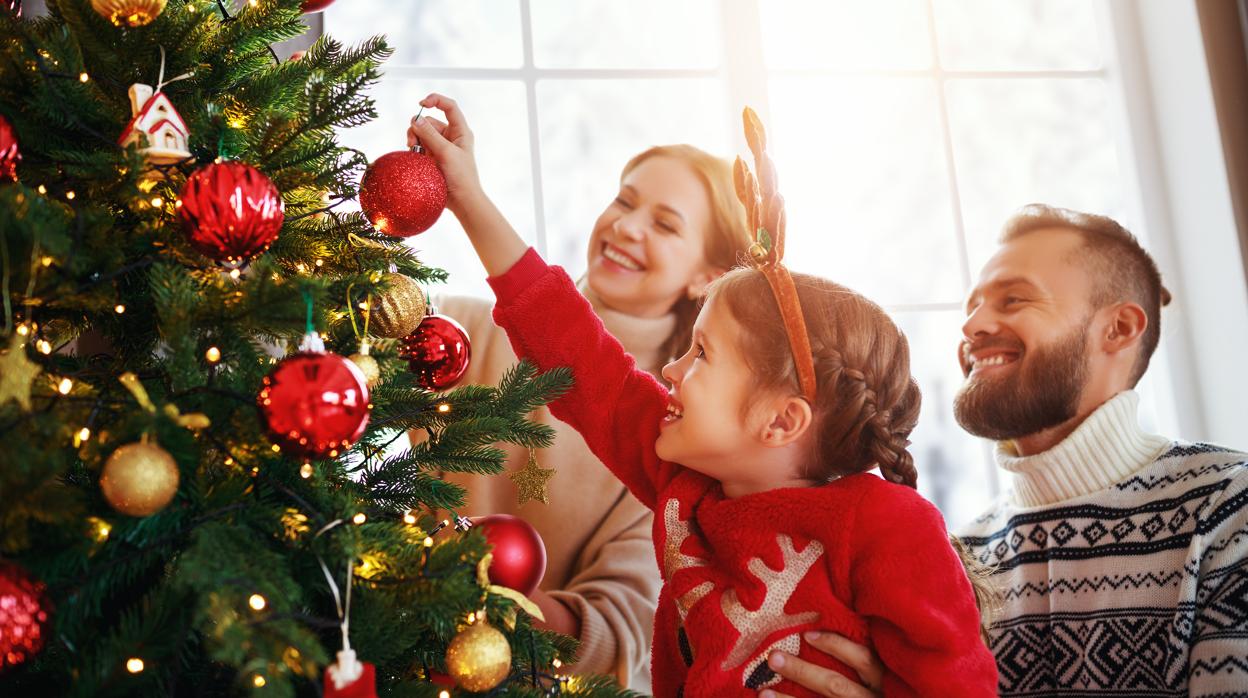 Poner el árbol de Navidad en familia atrae la abundancia.