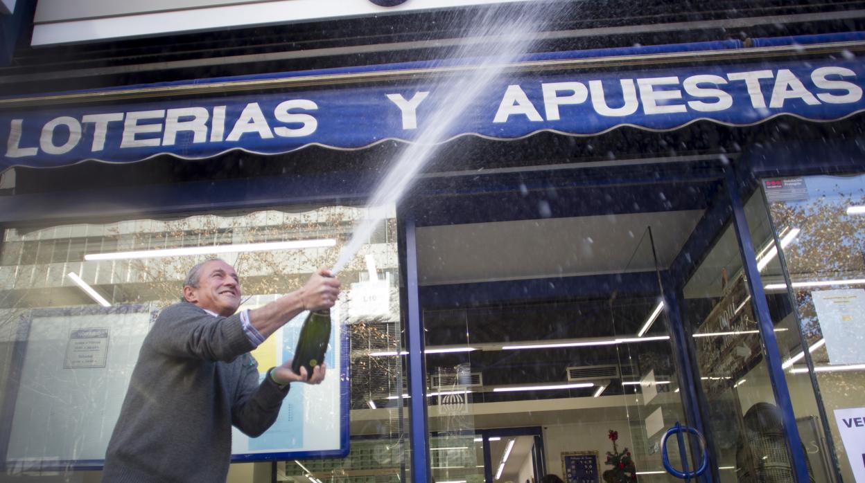 Un hombre celebra que le ha tocado la Lotería de Navidad