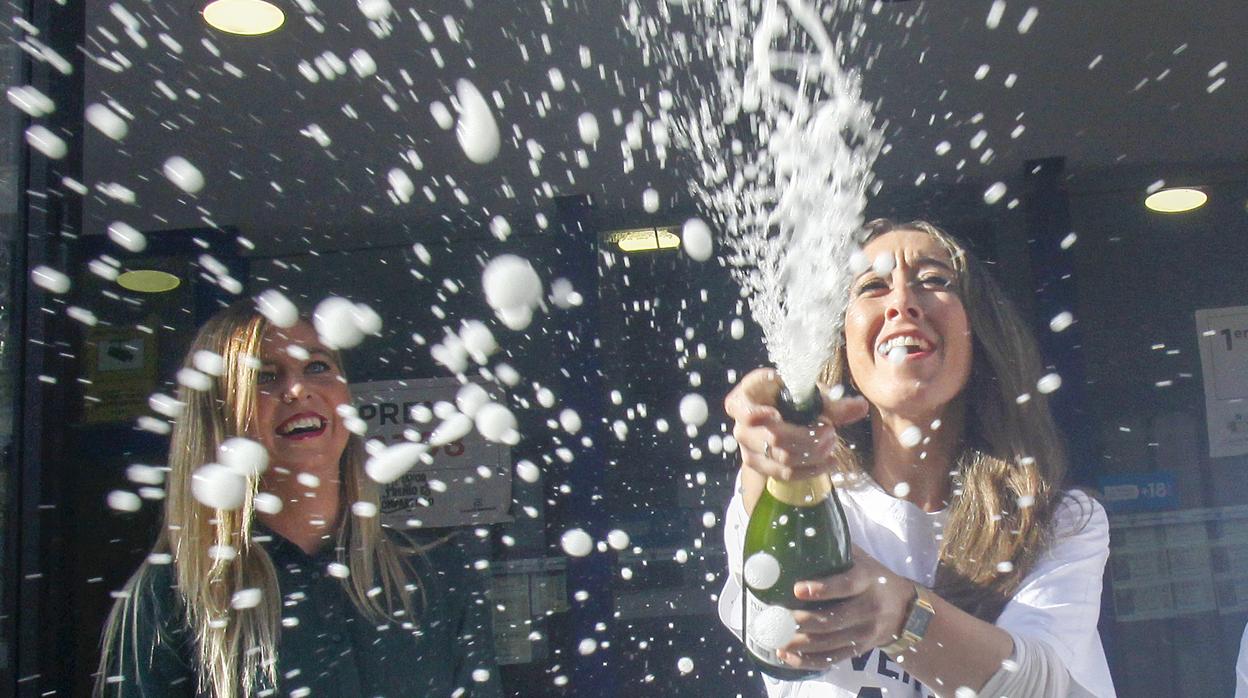 Celebración en una administración de Sevilla tras ganar el tercer premio de la Lotería de Navidad