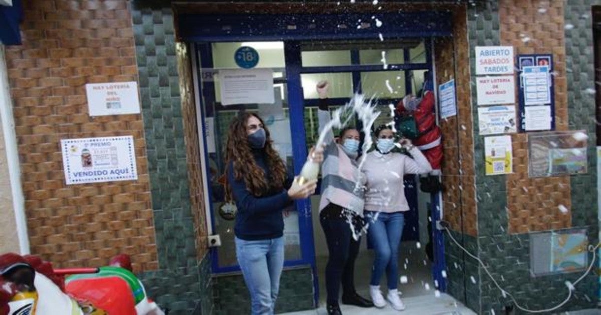 Tatiana celebra el quinto premio que ha vendido en su administración de lotería de Dos Hermanas