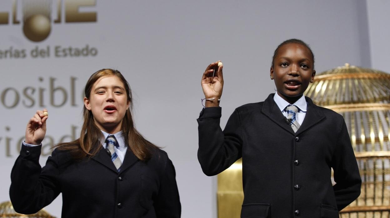 Dos niñas de San Ildefonso cantando los premios de la Lotería de Navidad