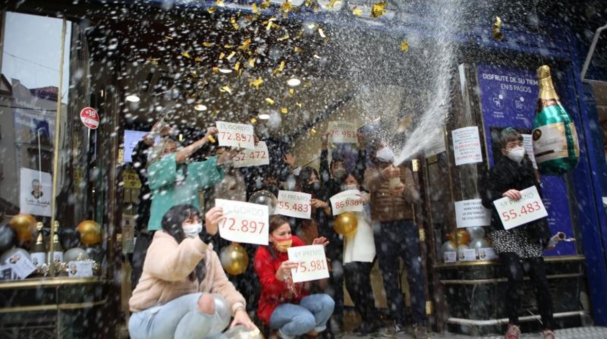 Celebración del Gordo de la Lotería de Navidad en la administración madrileña de Doña Manolita