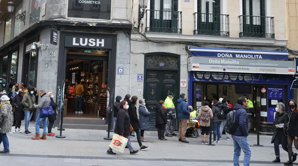 Una larga cola recorre la calle del Carmen en Madrid, donde se sitúa la administración de Doña Manolita